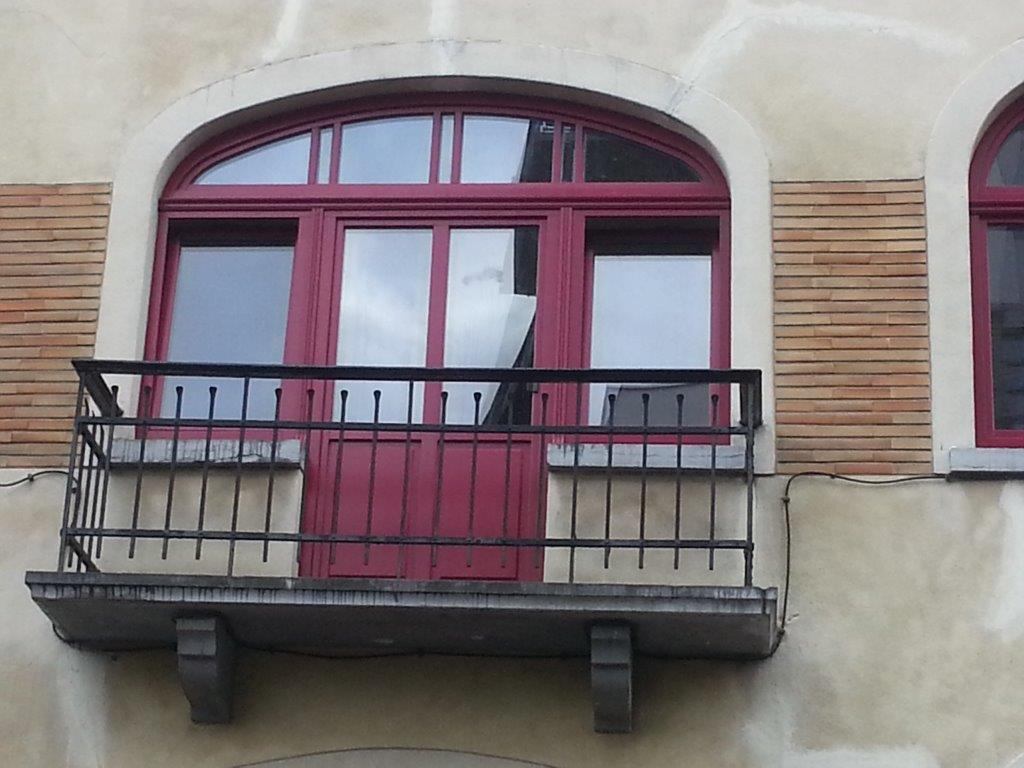 balkon z oknami belgijskimi meranti o nietypowym kształcie ze szprosami wiedeńskimi